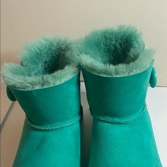 UGGS - Picture 3 of 5